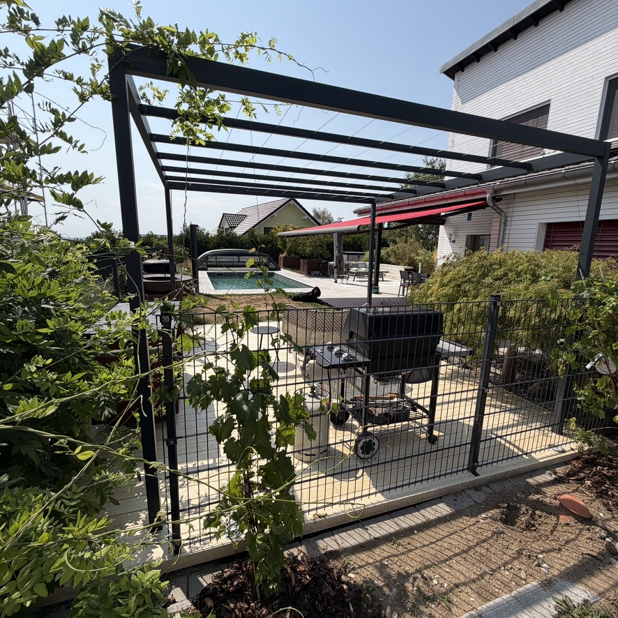 Vue latérale d'une pergola végétale